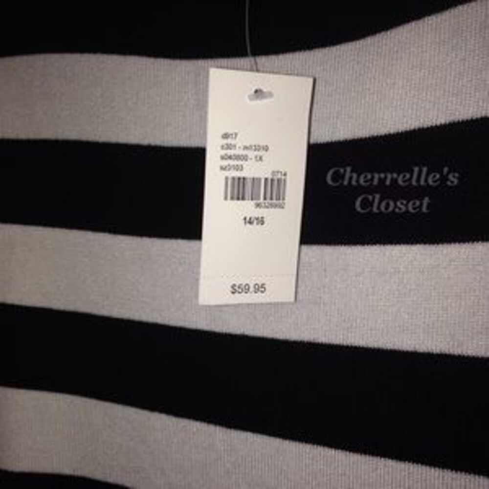✨2/$20 NWT Lane Bryant Stripe Lace V-Neck Black White Sweater Plus Size 14/16 1X - Picture 4 of 5
